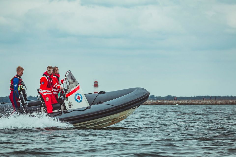 Wasserwacht an der Ostsee in Mecklenburg-Vorpommern: Helfer im Motorboot