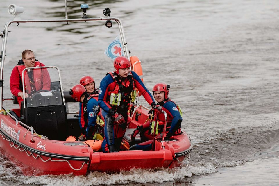 Schauübungen ‚Spezialisierte Hochwasserrettung‘ bei der Wasserwacht des DRK LV Sachsen-Anhalt an der Schleuse Niegripp an der Elbe bei Burg. Boot der Wasserwacht Köthen