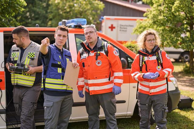 Momentaufnahme im Einsatz: Vier Ehrenamtliche suchen mittels Drohne nach einer Vermisstenperson.