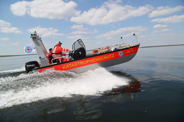 Indienststellung von Rettungsbooten der Wasserwacht am Bärwalder See in Boxberg in der Oberlausitz (Lausitzer Seenland). Boot in Fahrt