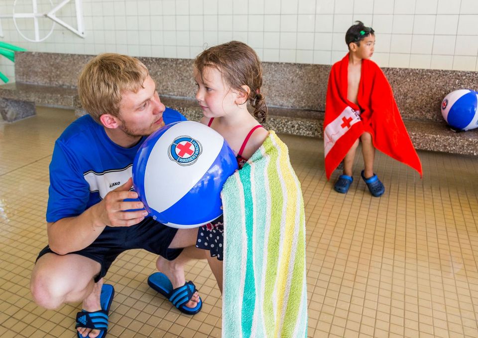 Schwimmkurs für Kinder von Flüchtlingen in Anklam, veranstaltet vom DRK Kreisverband Ostpommern